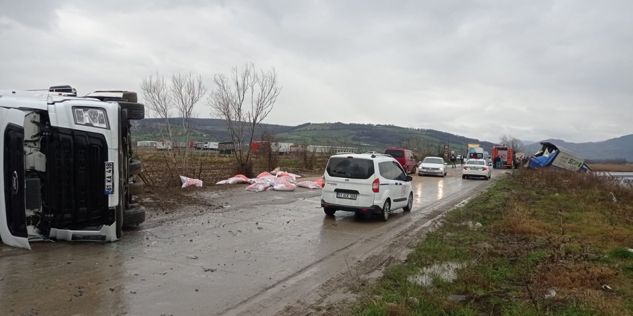 Trafk kazasında 1 kişi öldü 2 kişi yaralandı