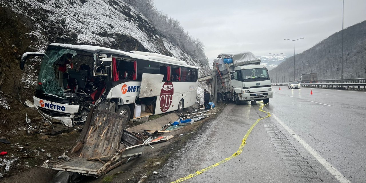 Samsun’da yolcu otobüsü kamyona çarptı