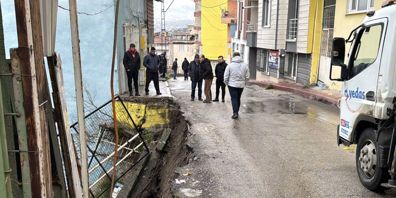 İlkadım'da toprak kayması sonucu yol çöktü