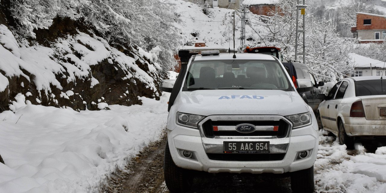 Samsun'da kar yağışı heyelana yol açtı