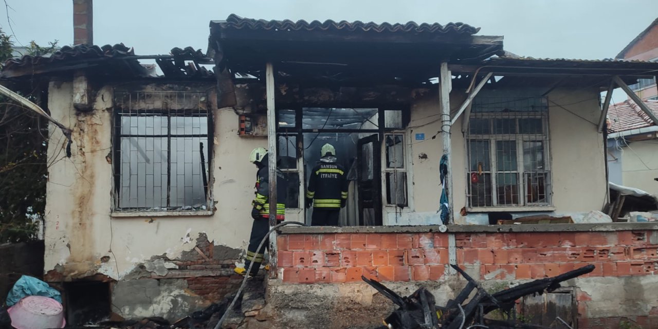 Çıkan yangında bir ev kullanılamaz hale geldi