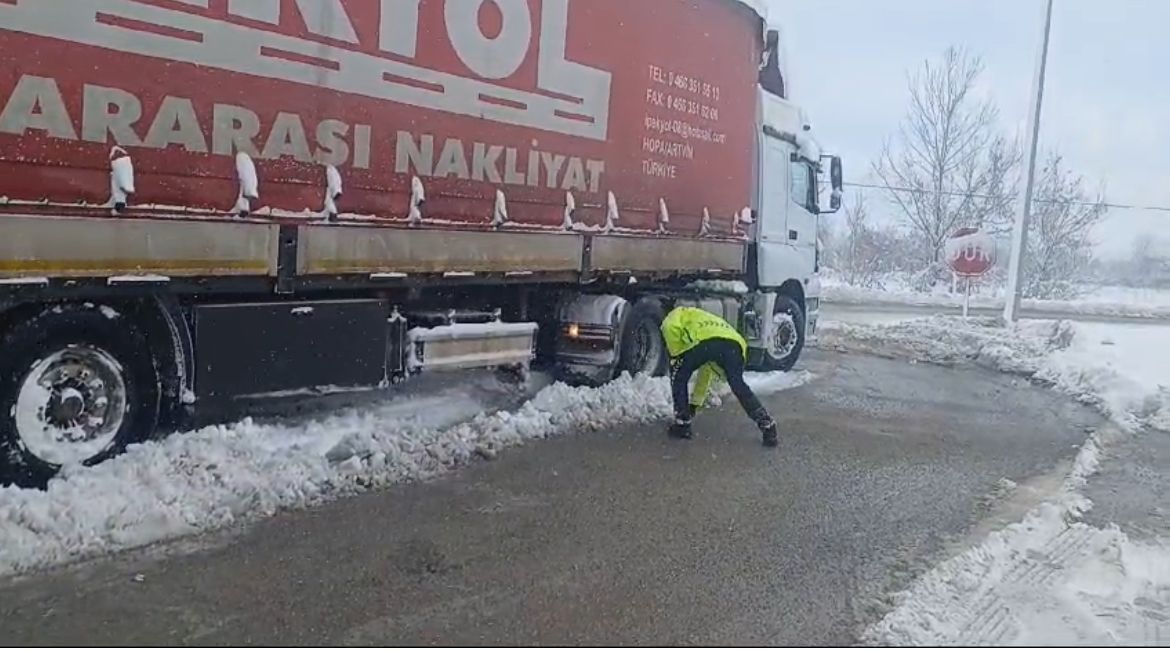 Trafik polisleri kara yollarının açık kalması için çalışma yapıyor