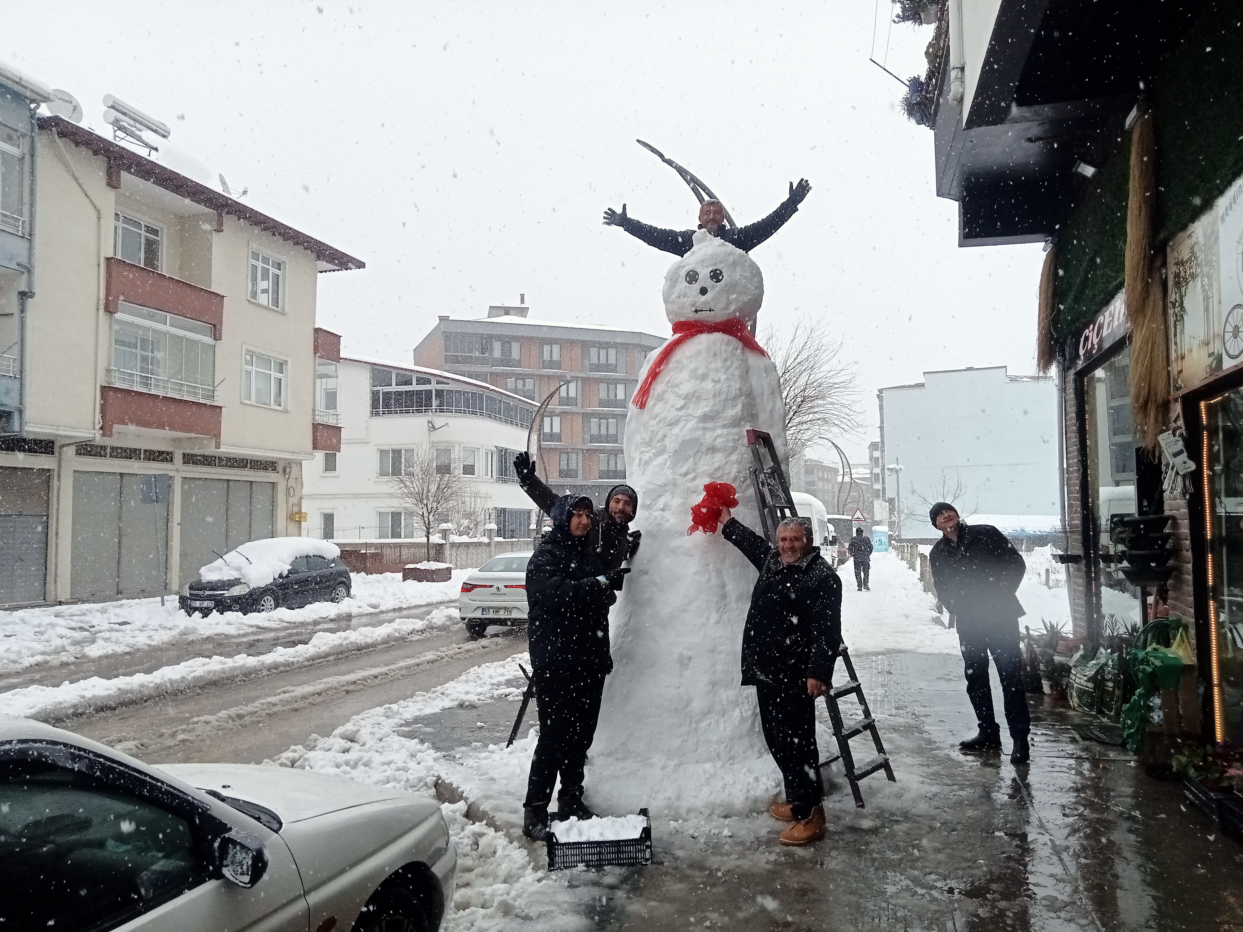 Samsun'da esnaftan 3 metrelik kardan adam