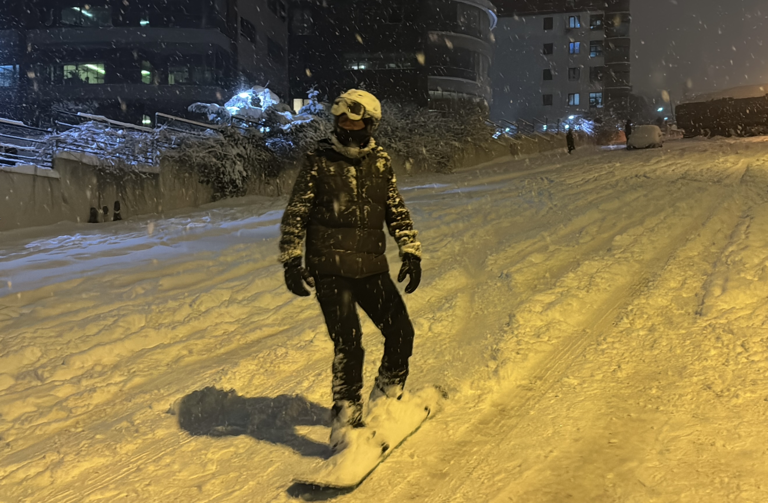 karla kaplı sokakta snowboard yaptı