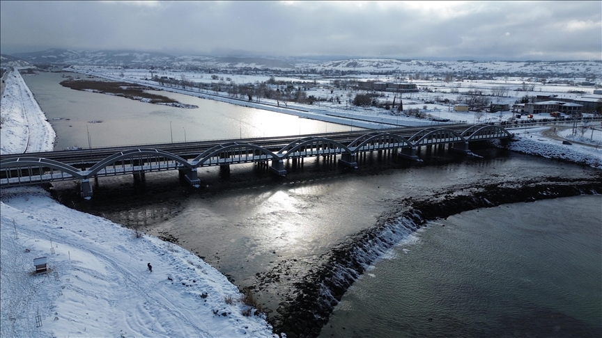 Kızılırmak Nehri ve  Çetinkaya Köprüsü beyaz örtüyle kaplandı