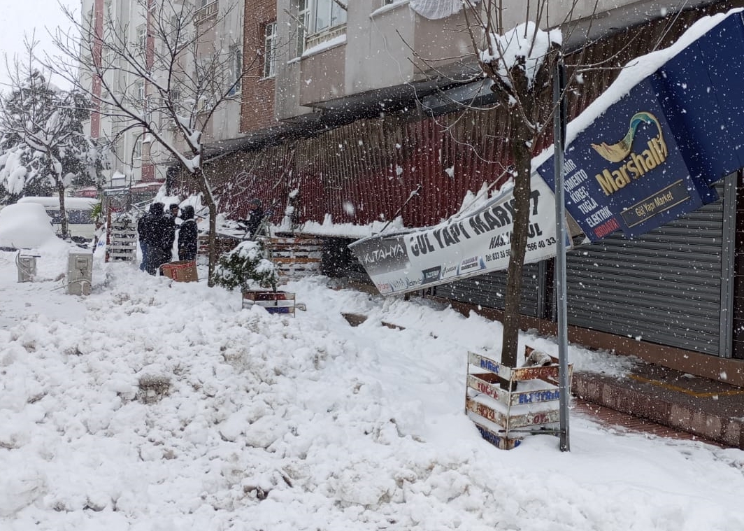 Kar nedeniyle iş yerlerinin tenteleri çöktü