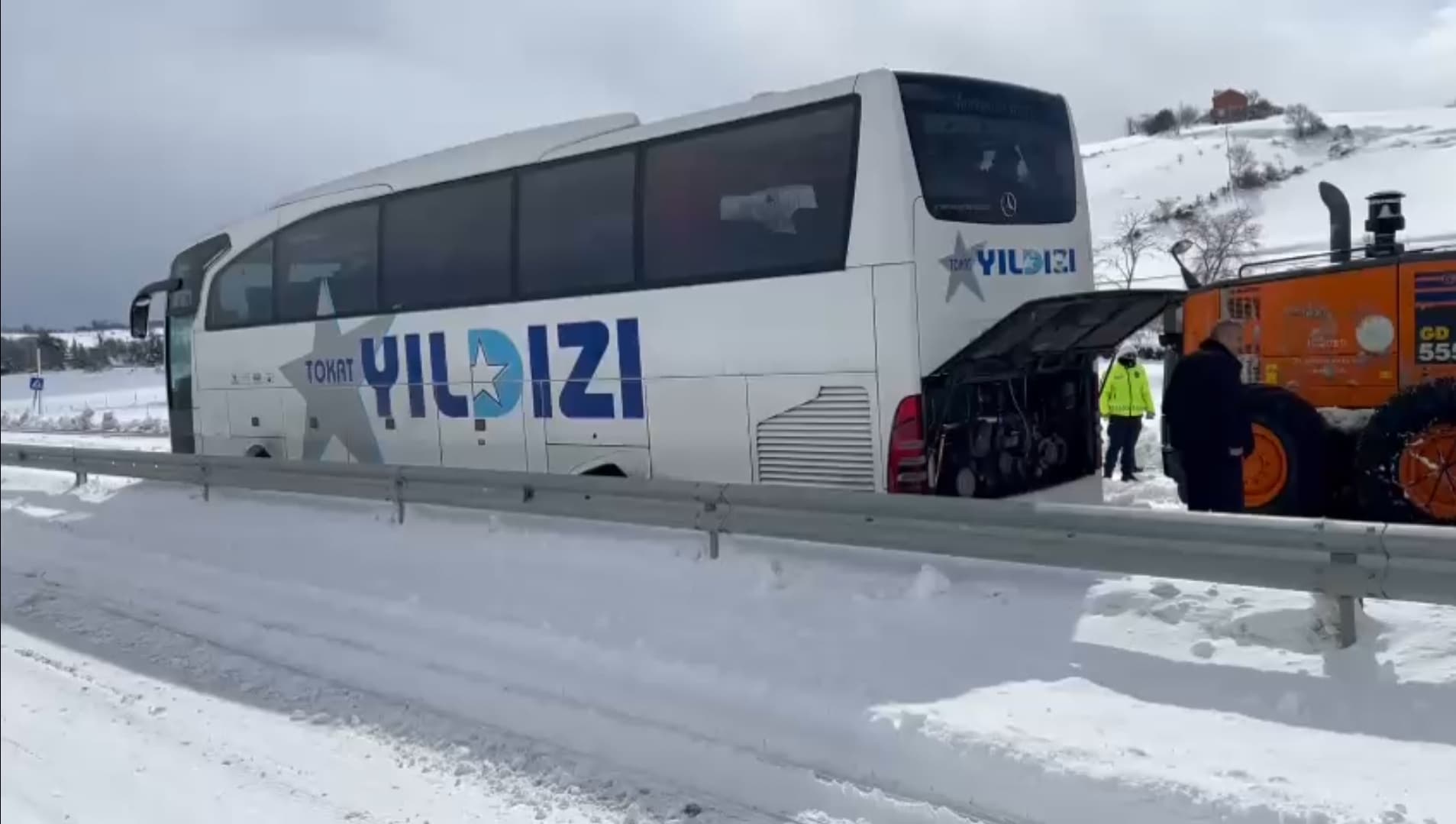 Samsun'da yolcu otobüsü kara saplandı