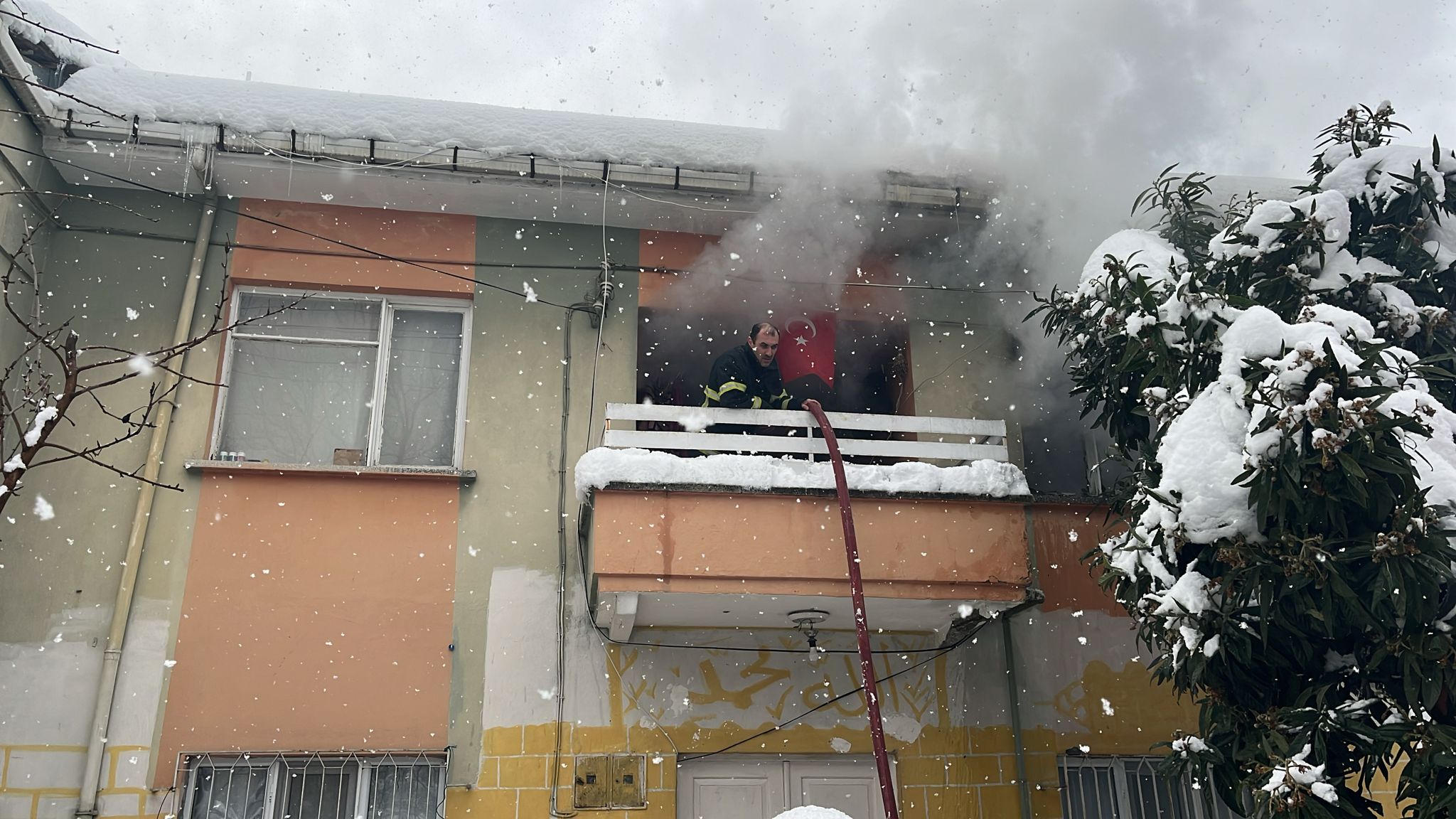 Bafra'da iki katlı evde çıkan yangın söndürüldü