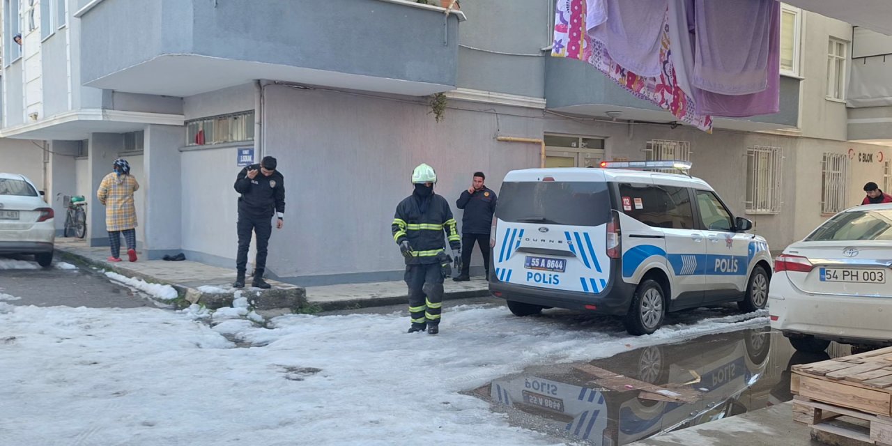 Evini ateşe veren kadın hastaneye götürüldü