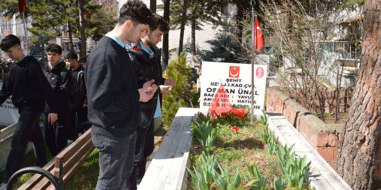 Lise öğrencileri şehitlik ziyareti yaptı