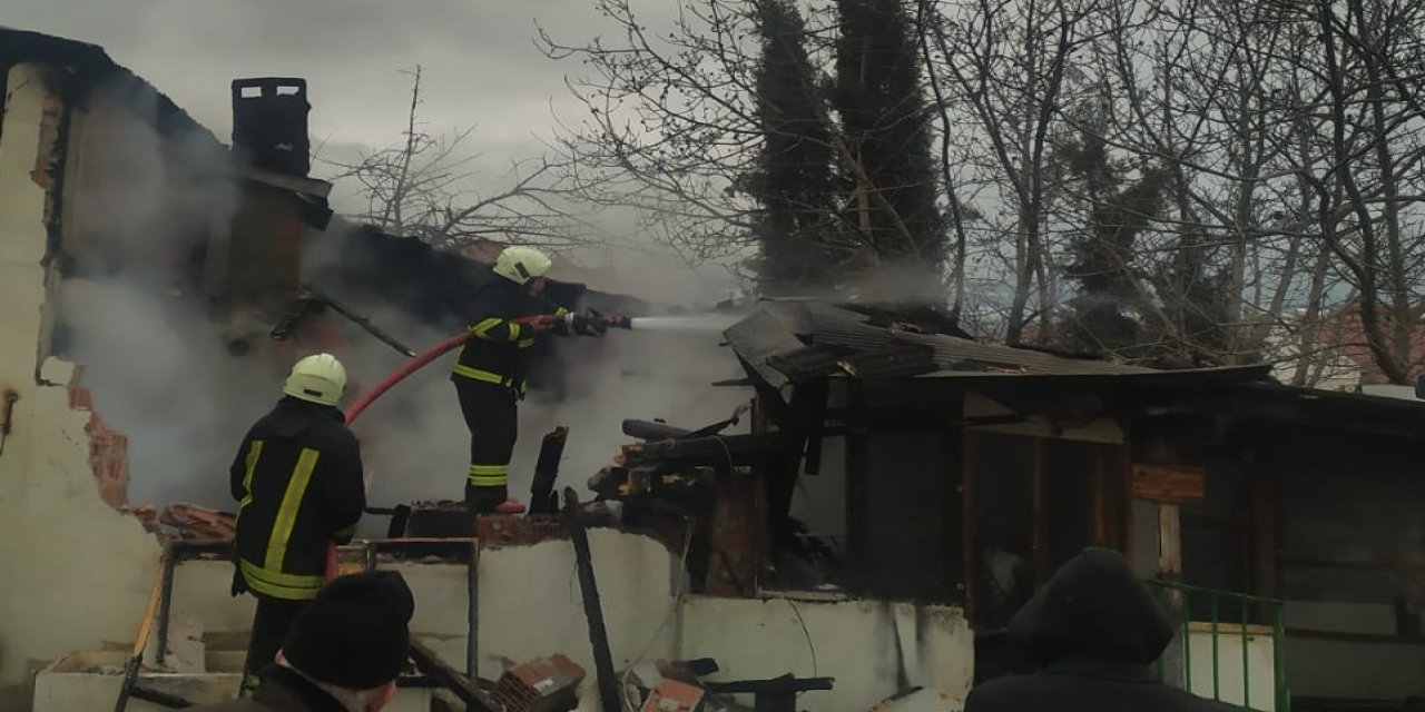 Depoda çıkan yangın hasara neden oldu