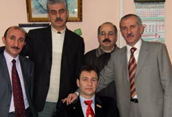 Aynada yüzünü göremedi