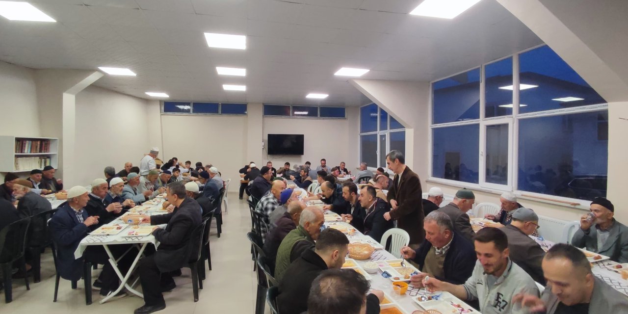Tüm mahalle aynı sofrada buluştu
