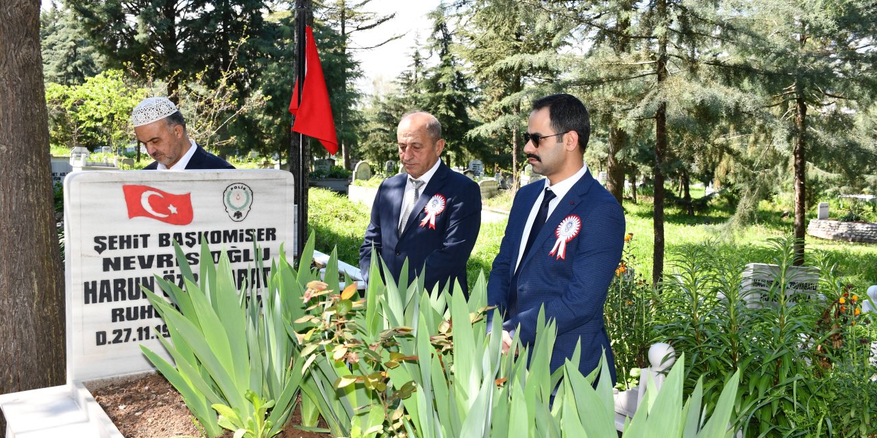 Şehit polisler kabirleri başında anıldı