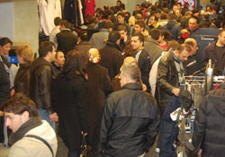 Yüzde 50 indirim yapan mağazaya akın