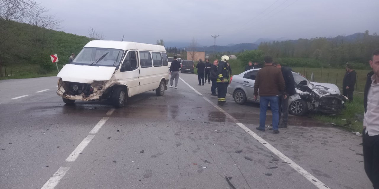 2 otomobilin çarpıştığı kazada 7 kişi yaralandı