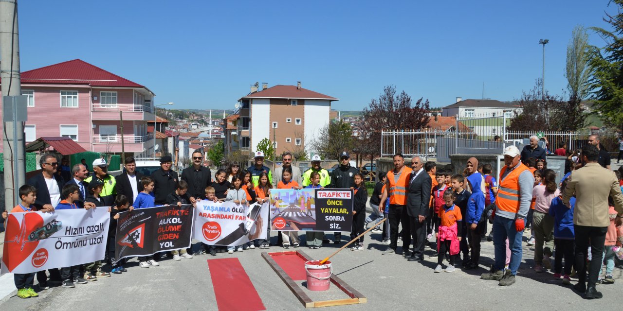 Öğrencilerle birlikte yaya geçidi boyadı