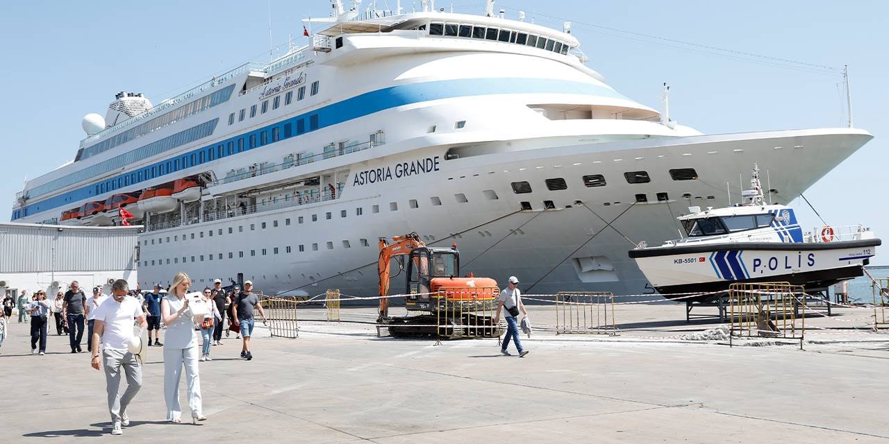 Astoria Grande kruvaziyeri Samsun'a geldi