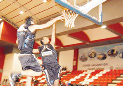 Genç'e  forma hediye etti