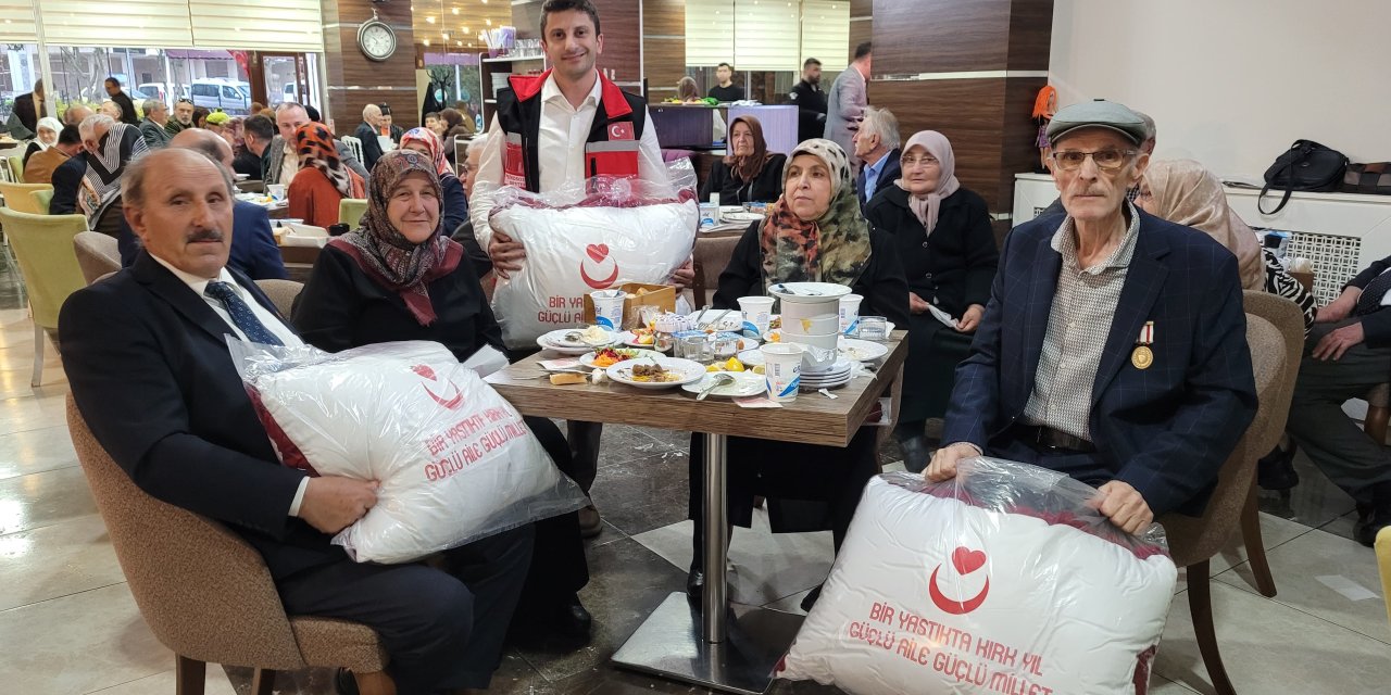 Evlilikleri 40 yılı aşan çiftlere özel program düzenlendi