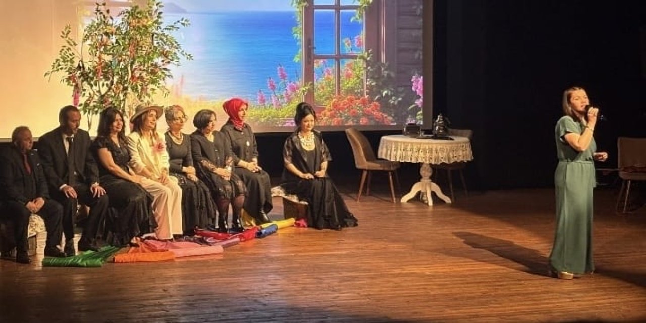 “Şiir Gemisi” Ata Sahne’ye demir attı