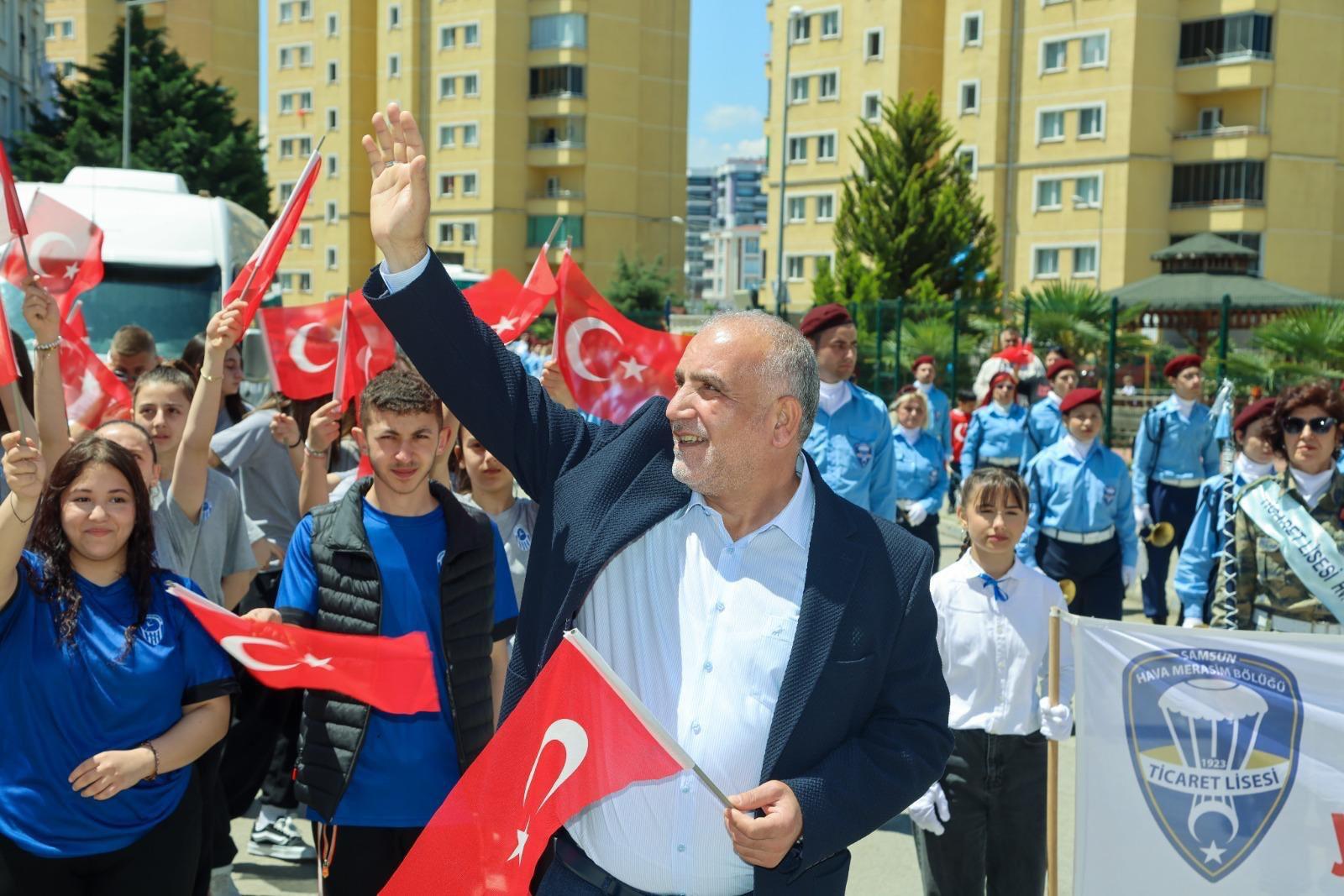Başkan Sandıkçı Gençlerle Bayramı Kutladı