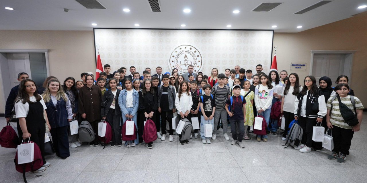 Öğrencileri bakanlıkta konuk etti