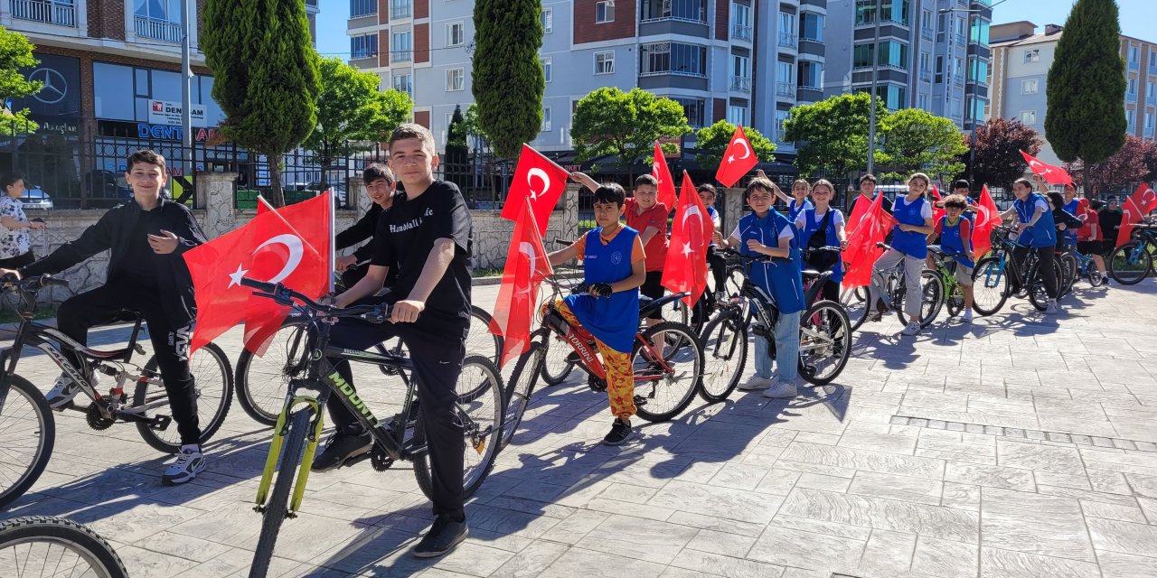 Aileler ve gençler bisiklet turunda buluştu