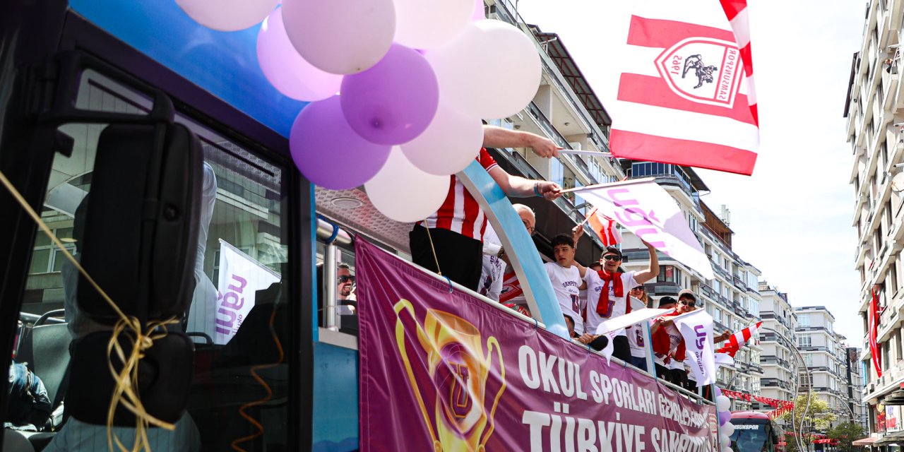 Şampiyonlar şehir turu attı