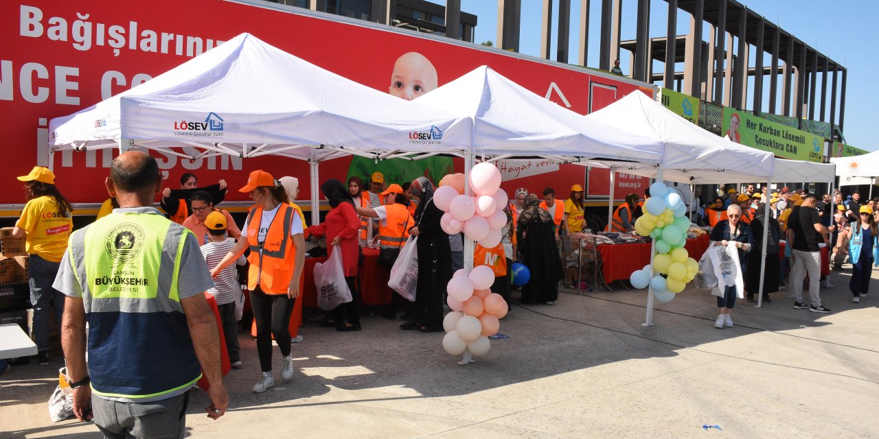 LÖSEV'in "İyilik Tırı" Samsun'a geldi