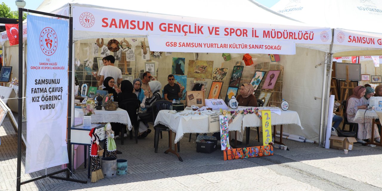 Üniversite öğrencilerinin el sanatları sergisi açıldı