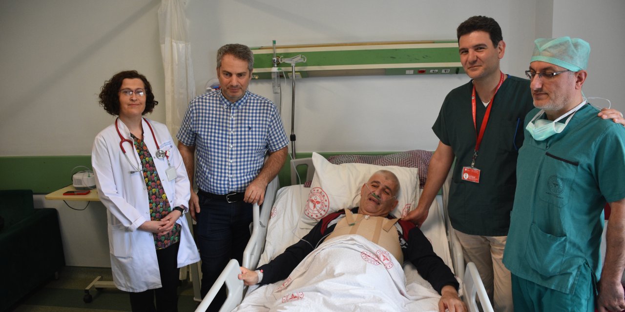 Çift taraflı şah damarı tıkanıklığı tedavi edildi
