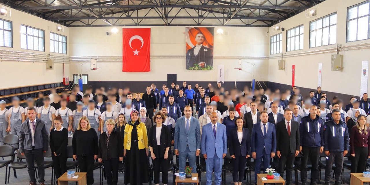 Kursu tamamlayan kursiyerlere belgeleri verildi