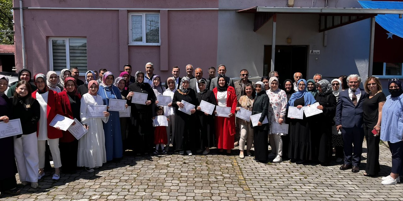 Kursiyerlere mezuniyet belgeleri takdim edildi