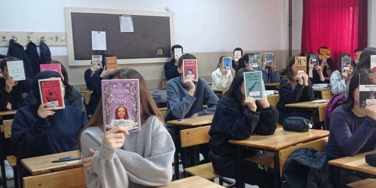 Lise son sınıf öğrencilerinden kitap bağışı