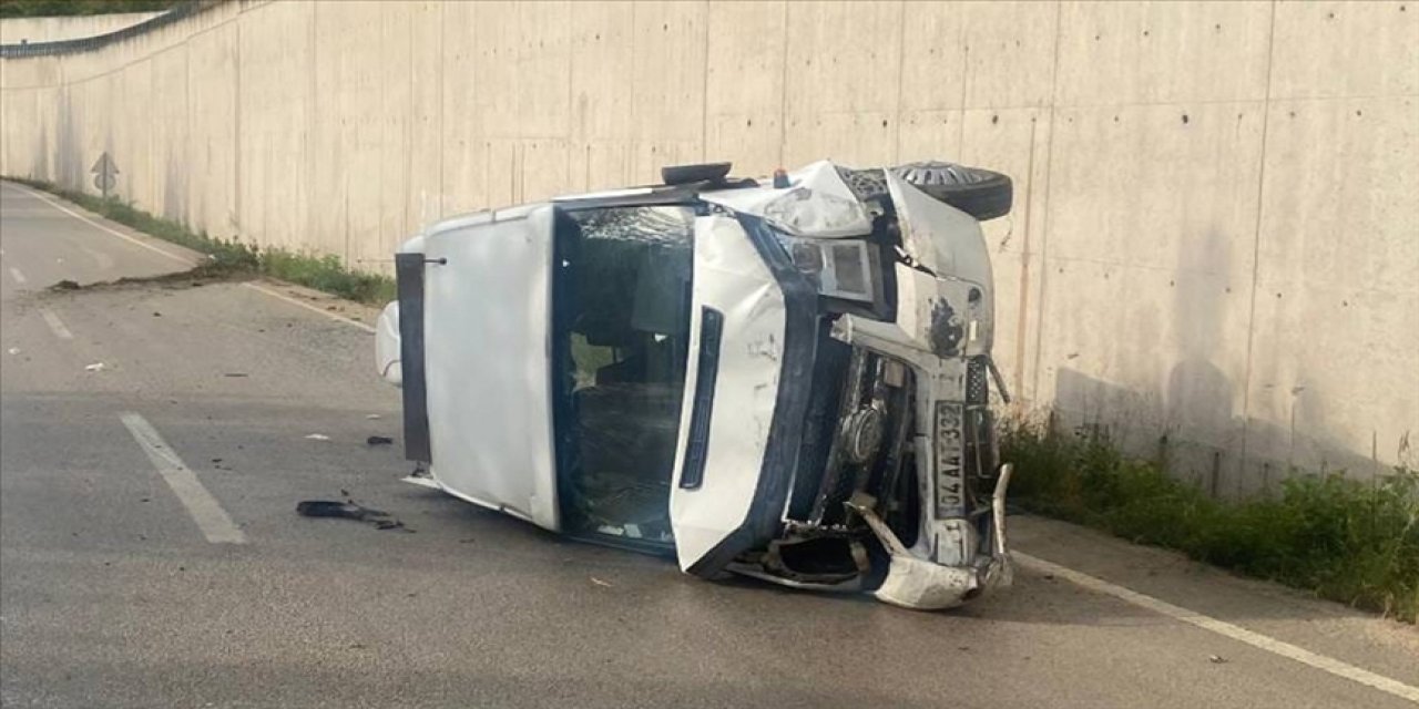 Minibüsün devrilmesi sonucu 10 kişi yaralandı