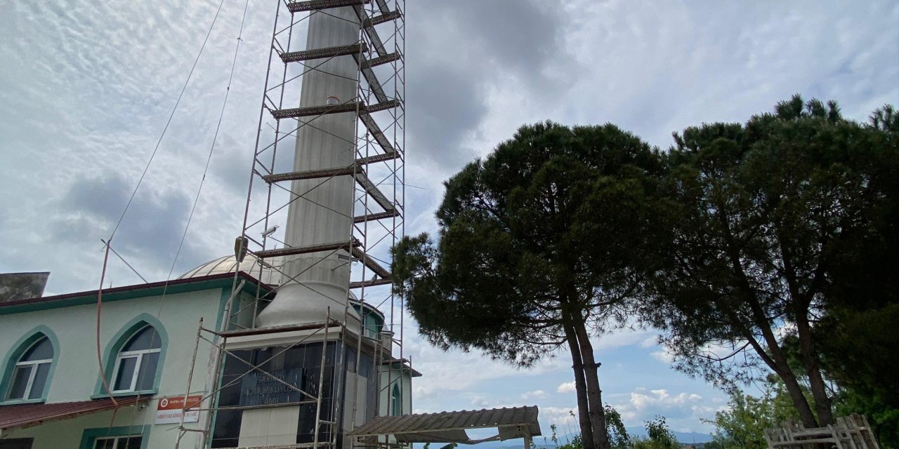 Cami minaresinden düşen işçi ağır yaralandı