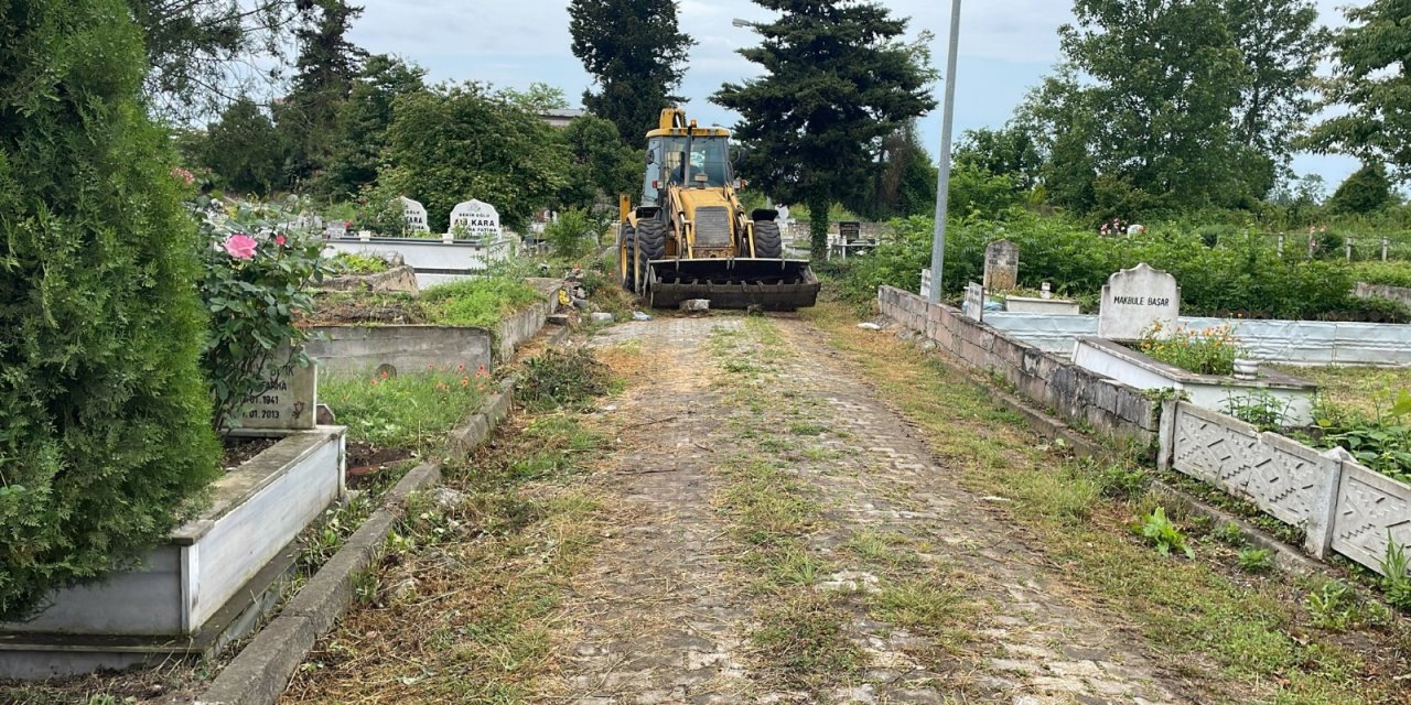 Mezarlıklarda temizlik ve düzenleme çalışması yapıldı