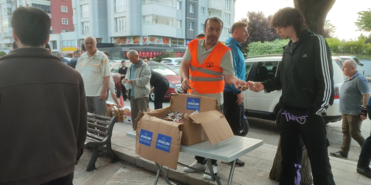 Atakum'da vatandaşlara bayram şekeri ikramı