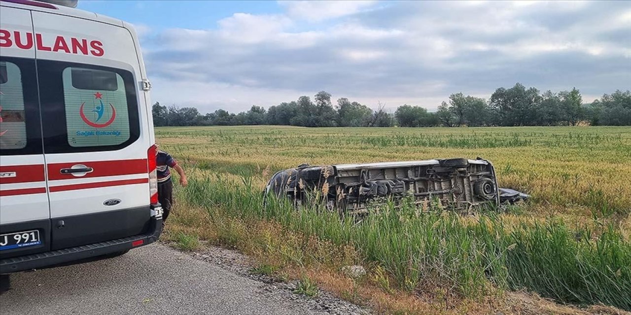 Devrilen minibüsteki 17 kişi yaralandı