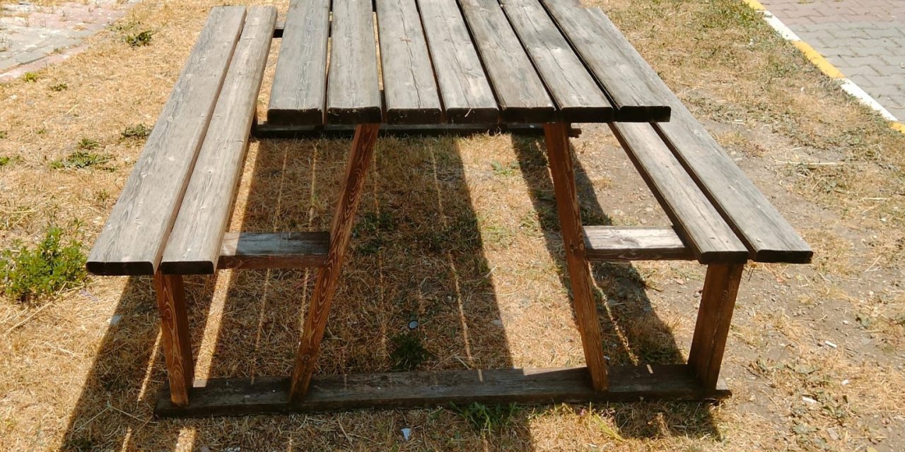 Site bahçesinden piknik masası çalan şüpheli yakalandı