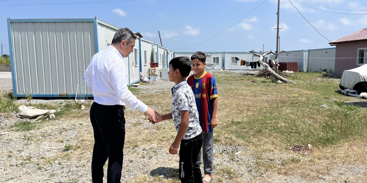 Mevsimlik tarım işçilerini ziyaret etti