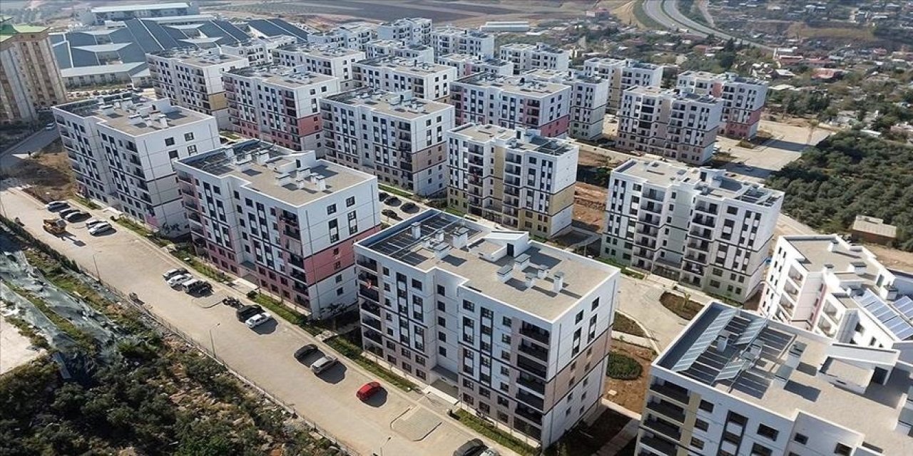 TOKİ hak sahiplerine teslim etti