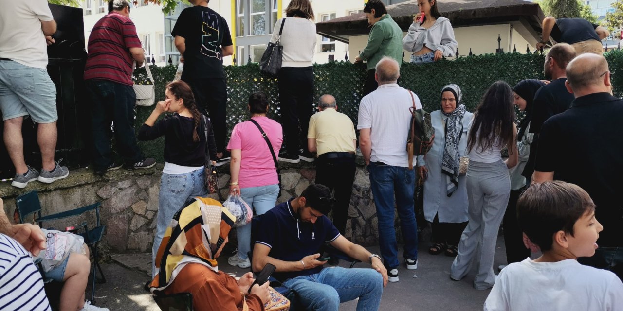 Çocuklar sınavda aileler dışarıda terledi