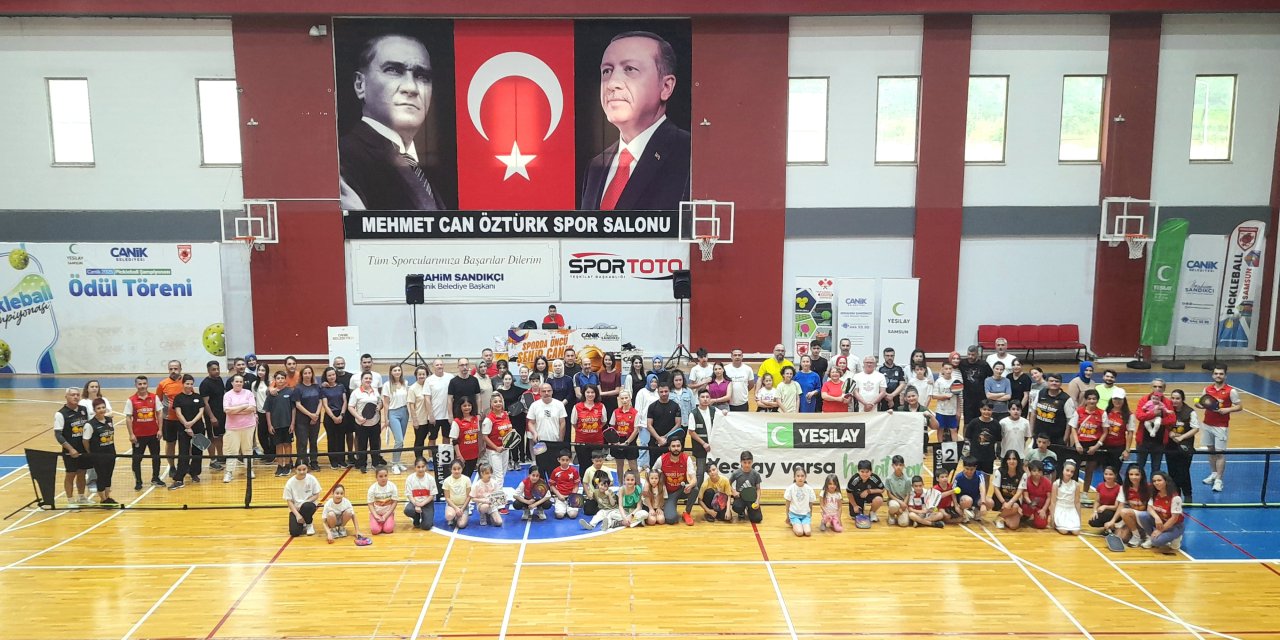 Pickleball turnuvası renkli görüntülere sahne oldu