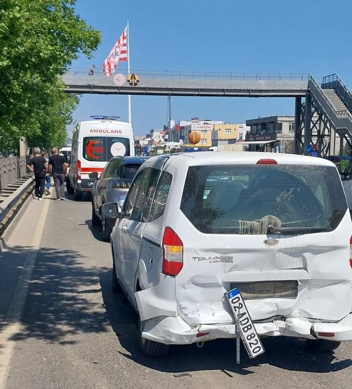 Samsun'da 4 Aracın Karıştığı Trafik Kazasında 2 Kişi Yaralandı