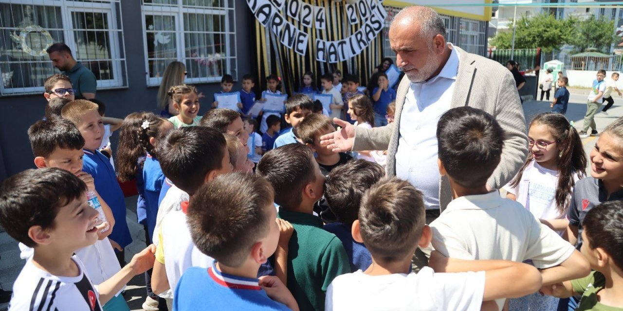 Öğrencilerin heyecanına ortak oldu