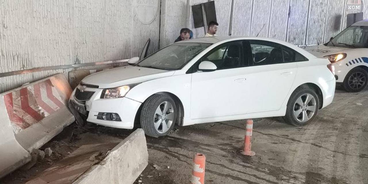 Bariyere çarpan otomobildeki 5 kişi yaralandı