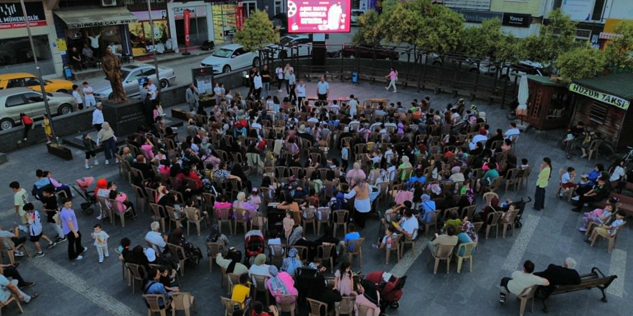Çocuklara açık hava sinema etkinliği düzenlendi