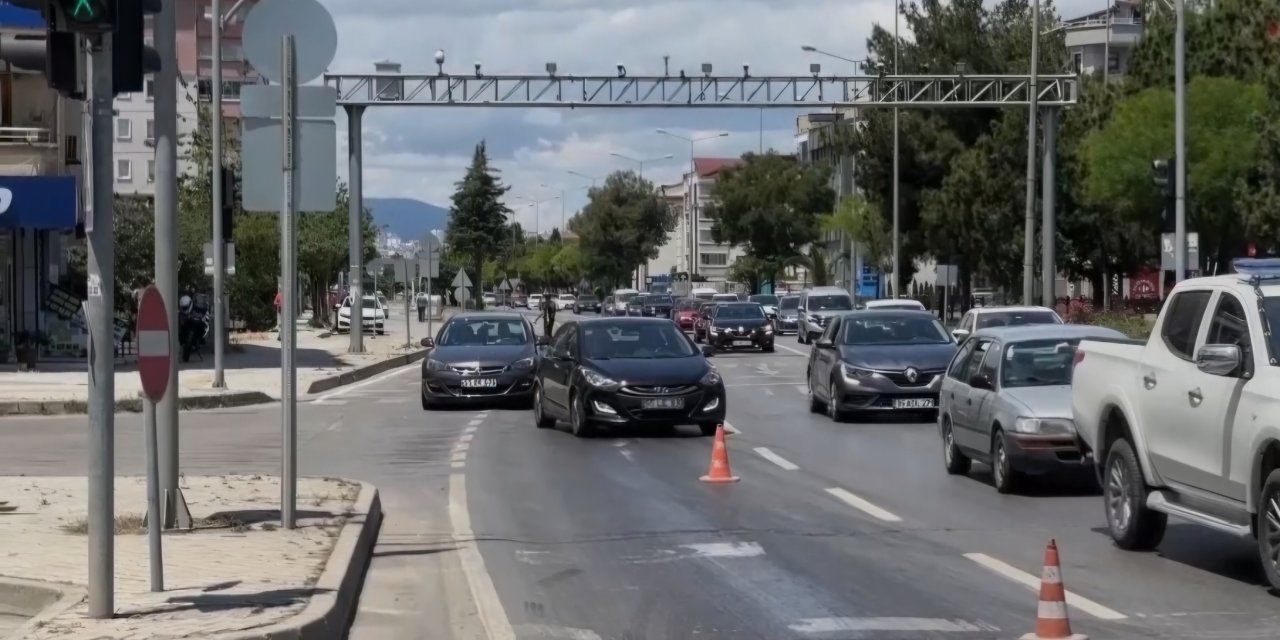 Yola dökülen yağ sürücülere zor anlar yaşattı